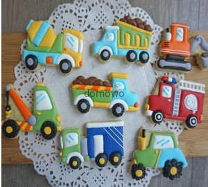 PLASTIKOWE FOREMKI WYKRAWACZE CIASTEK 8 szt pojazdy